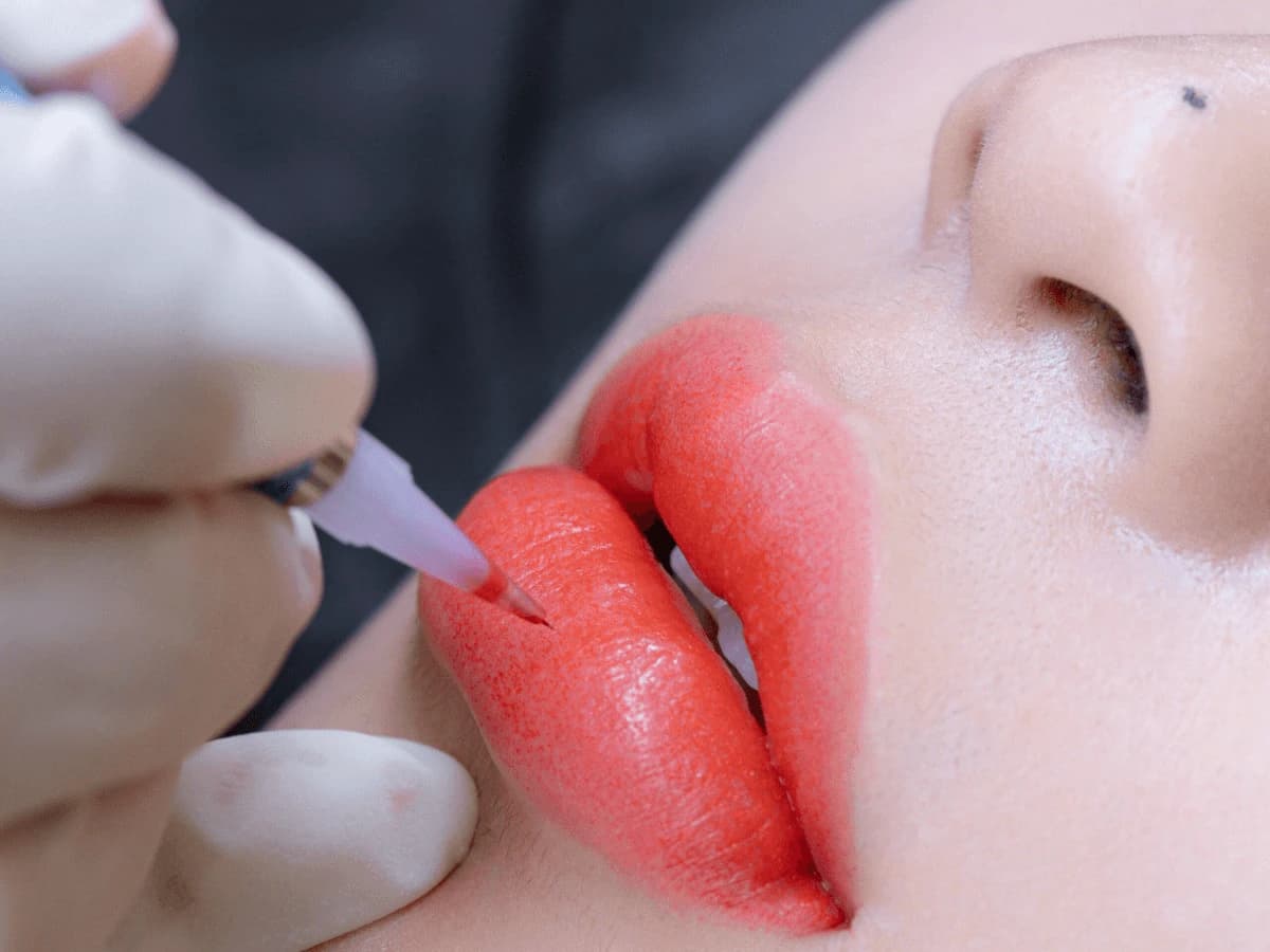 Khử thâm môi xí muội giúp đôi môi lên màu tự nhiên và căng bóng