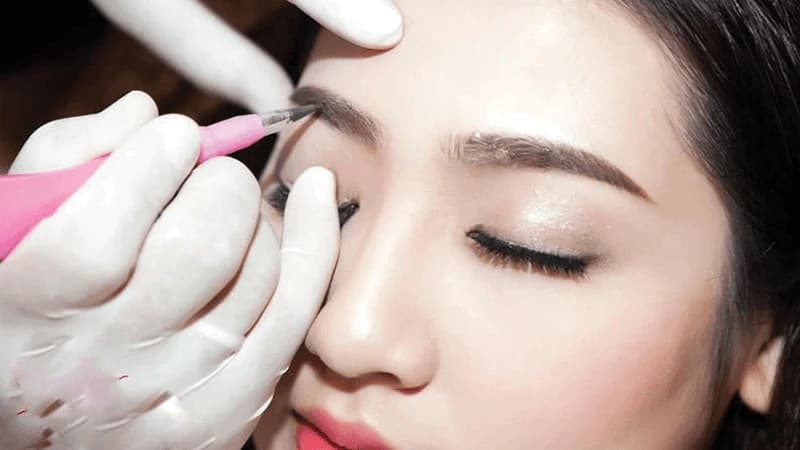 Công nghệ phun xăm và điêu khắc tiên tiến, cho phép thao tác chuẩn xác, hạn chế xâm lấn và lên màu tự nhiên