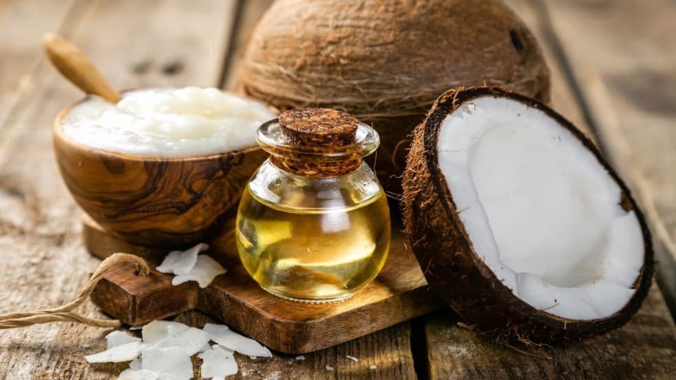Dầu dừa có chứa hàm lượng vitamin E cao tốt cho đôi môi sau phun xăm