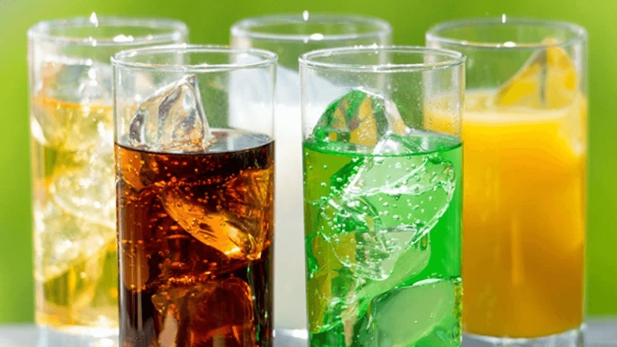 Sau khi xăm môi cần tránh uống nước ngọt có ga