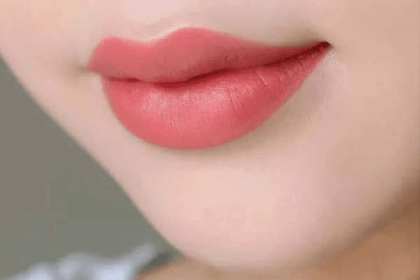Phun môi màu cam đào là lựa chọn “quốc dân” phù hợp với hầu hết chị em – từ da trắng đến da ngăm.