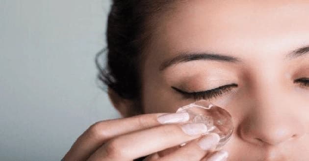 Chườm lạnh để giảm sưng, chống viêm mí mắt