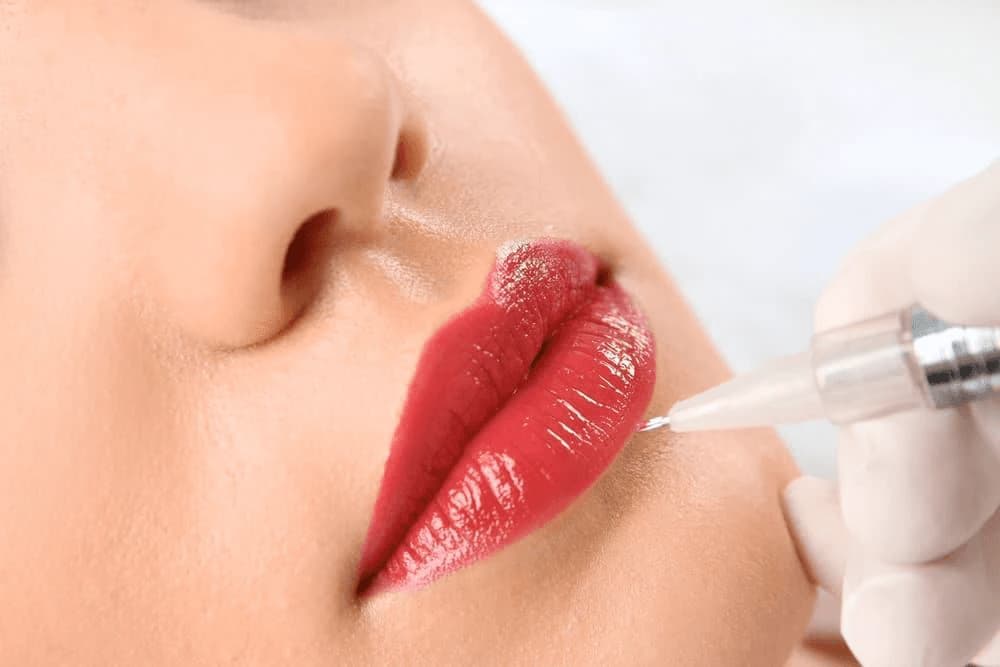 Sở hữu đôi môi căng bóng, mềm mịn sau khi phun môi nano