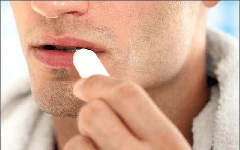 Sử dụng son dưỡng môi sẽ hỗ trợ phục hồi sắc môi nhanh chóng