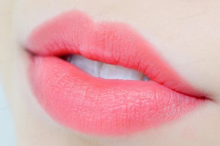 Phun môi màu hồng đào giúp khắc phục nhiều khuyết điểm trên môi