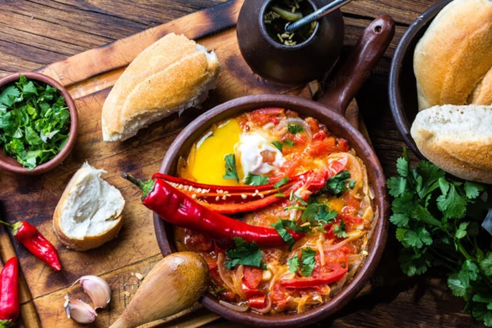 Đồ ăn cay nóng có thể khiến môi bị kích ứng, khó chịu