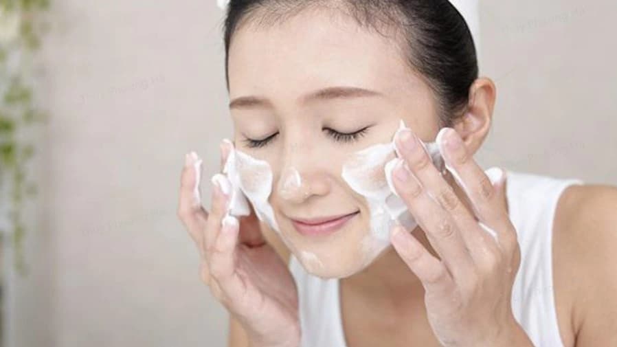 Các thành phần hóa chất trong sữa rửa mặt có thể làm tăng nguy cơ kích ứng