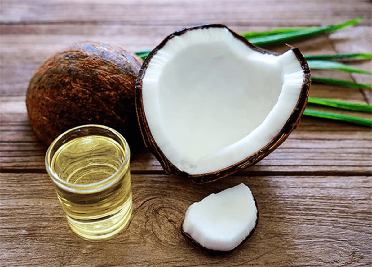 Dầu dừa giúp hỗ trợ tái tạo da môi hiệu quả