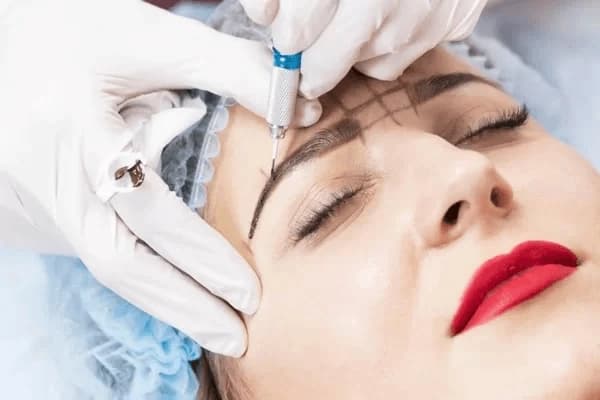 Quy trình phun xăm chưa đạt chuẩn là việc thực hiện kỹ thuật phun xăm không tuân thủ đầy đủ các bước an toàn, vệ sinh và chuyên môn cần thiết