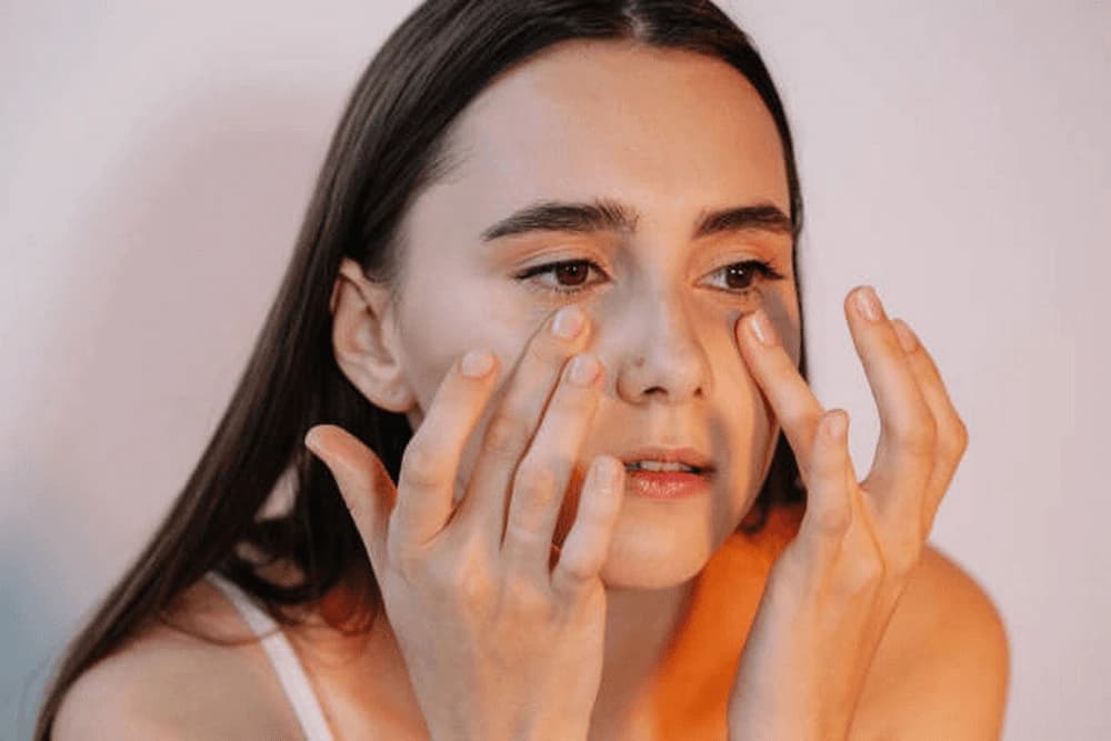 Chế độ chăm sóc hậu phẫu cũng ảnh hưởng lớn đến quá trình hồi phục sau khi cắt mí
