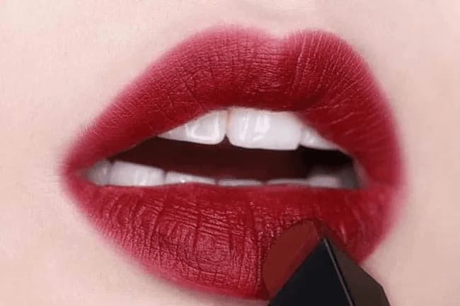Dù bạn theo phong cách dịu dàng hay cá tính nổi bật, màu xăm này vẫn phù hợp