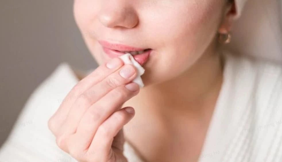 Vệ sinh môi kỹ càng sau khi phun xăm và bong vảy