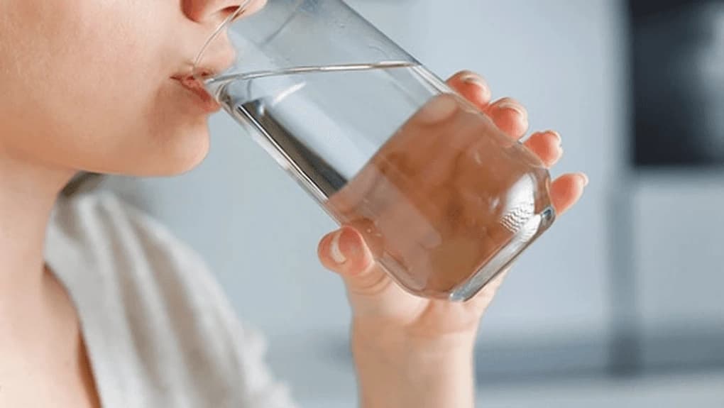 Uống đủ 1,5–2 lít nước/ngày giúp cơ thể đào thải caffeine và độc tố ra ngoài