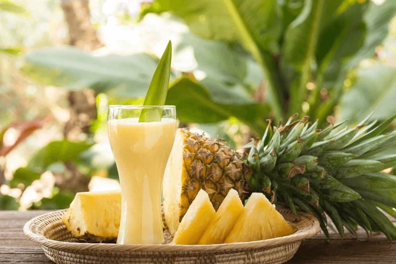 Bạn nên bổ sung nước ép dứa để giúp đôi môi hồng hào