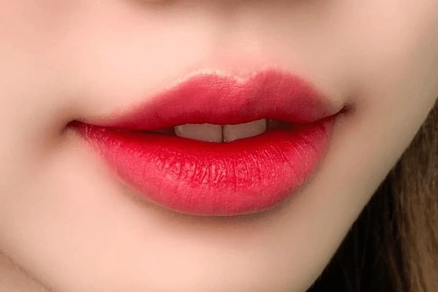 Màu đỏ tươi được nhiều chị em yêu thích bởi sự nổi bật, và thần thái sang chảnh