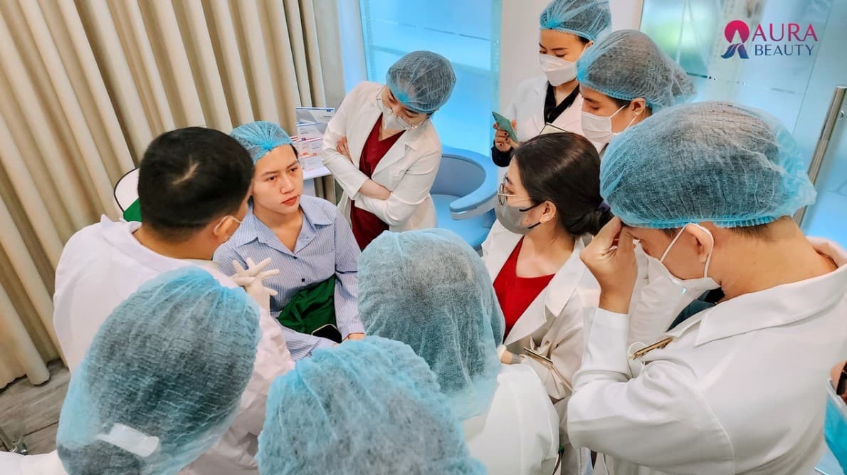 Đội ngũ bác sĩ chuyên nghiệp, dày dặn kinh nghiệm tại thẩm mỹ viện Aura