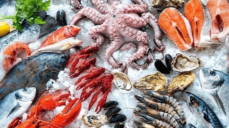 Sau khi xăm, chị em nên tạm thời loại bỏ các món như tôm, cua, cá, ghẹ, mực