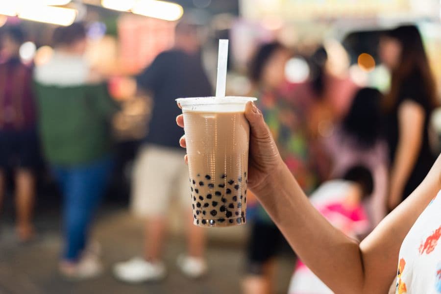Ngay sau khi khử thâm môi, bạn không nên uống trà sữa