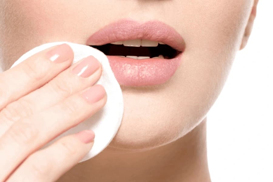 Bạn hãy vệ sinh môi kỹ càng sau khi phun xăm