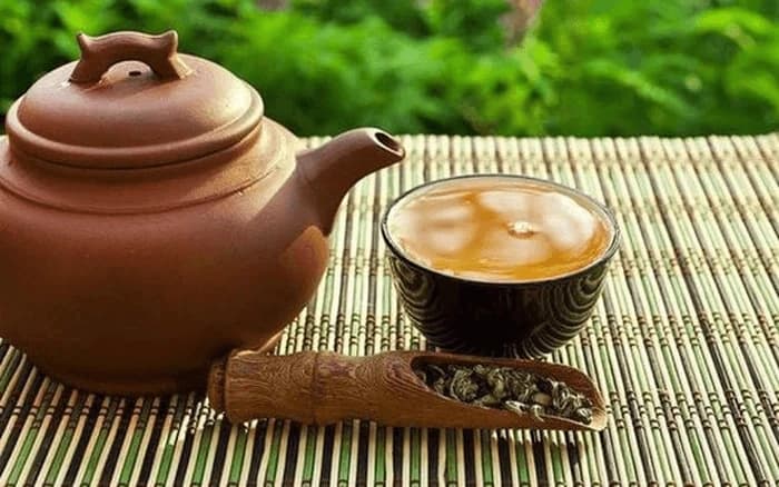Tương tự cà phê, trà đặc có hàm lượng caffeine cao, dễ gây kích ứng