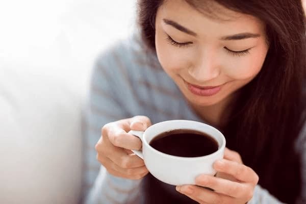 Thời gian kiêng cà phê sữa sau khi phun môi còn tùy thuộc vào cơ địa và tốc độ hồi phục của mỗi người