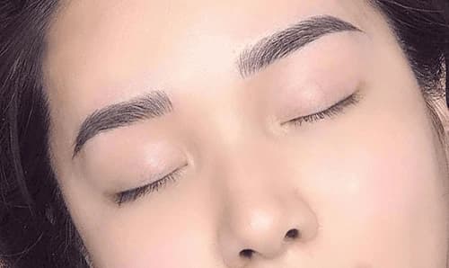 Xăm khi muốn dáng mày sắc nét, còn điêu khắc thích hợp nếu chuộng nét tự nhiên