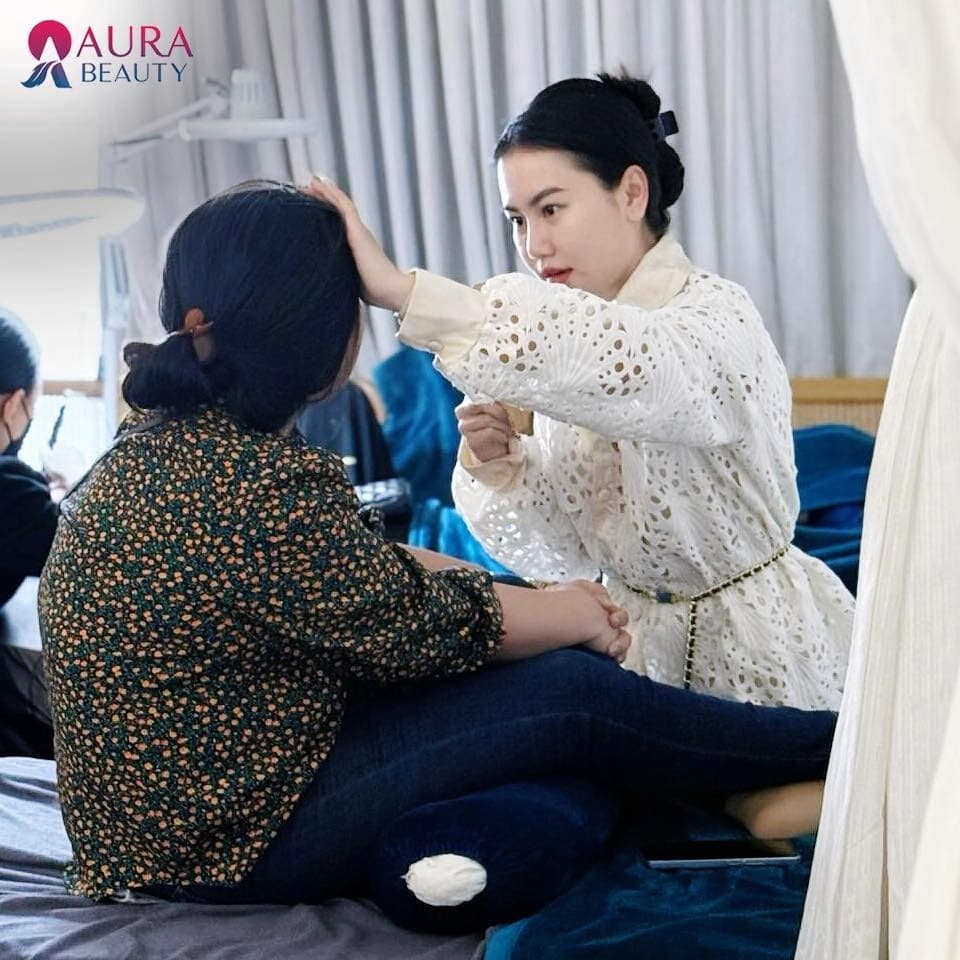 Khi gặp phải tình trạng biến chứng, bạn nên đến các cơ sở thẩm mỹ uy tín như Thẩm mỹ viện Aura để khám lại