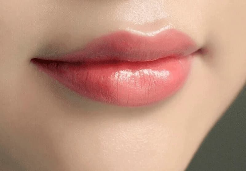 Sự pha trộn giữa hồng và cam mang đến vẻ ngoài trẻ trung