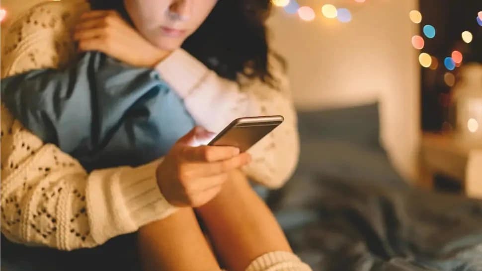 Giảm các hoạt động khiến mắt phải điều tiết nhiều như dùng điện thoại làm quá lâu