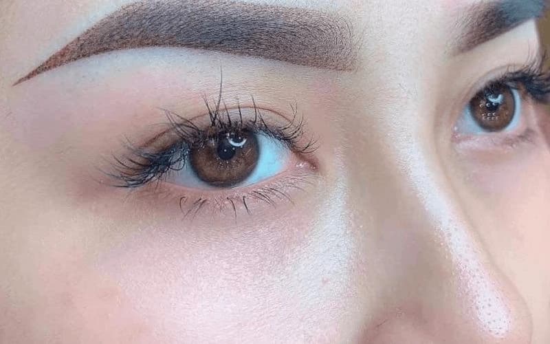 Xăm chân mày là kỹ thuật thẩm mỹ sử dụng bút xăm chuyên dụng với đầu kim siêu nhỏ để đưa mực vào khuôn mày