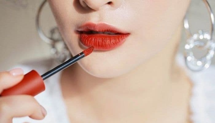 Sau 2 tháng phun xăm môi, bạn có thể đánh son môi