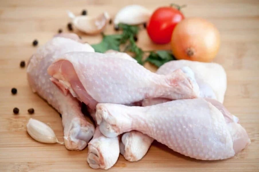 Thịt gà cũng là một thực phẩm mà bạn nên tránh sau khi nhấn mí