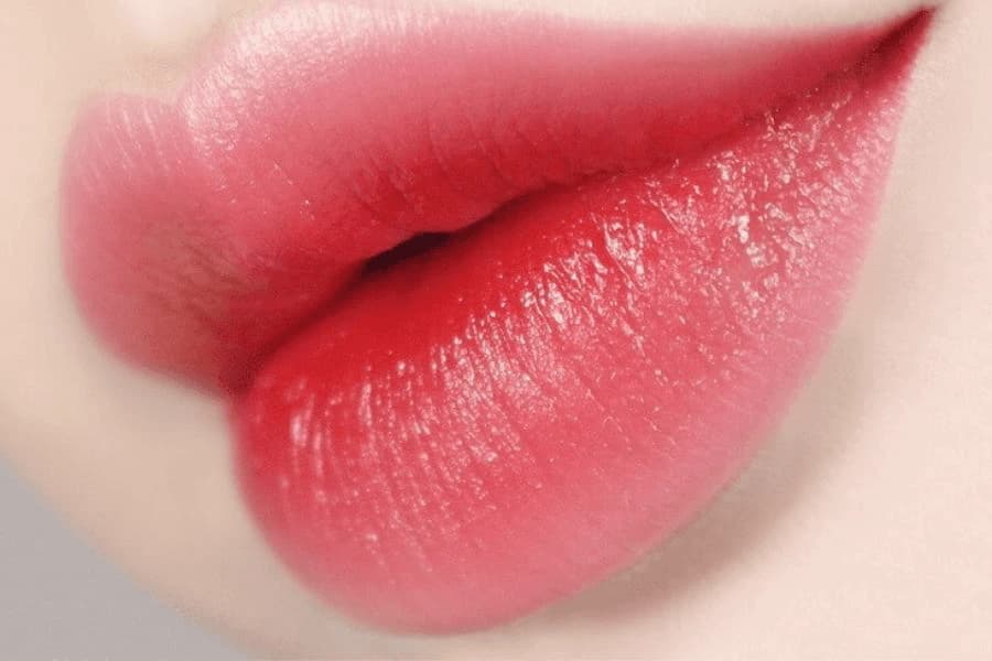 Phun môi collagen giúp chị em sở hữu đôi môi mềm mịn, hồng hào và căng tràn