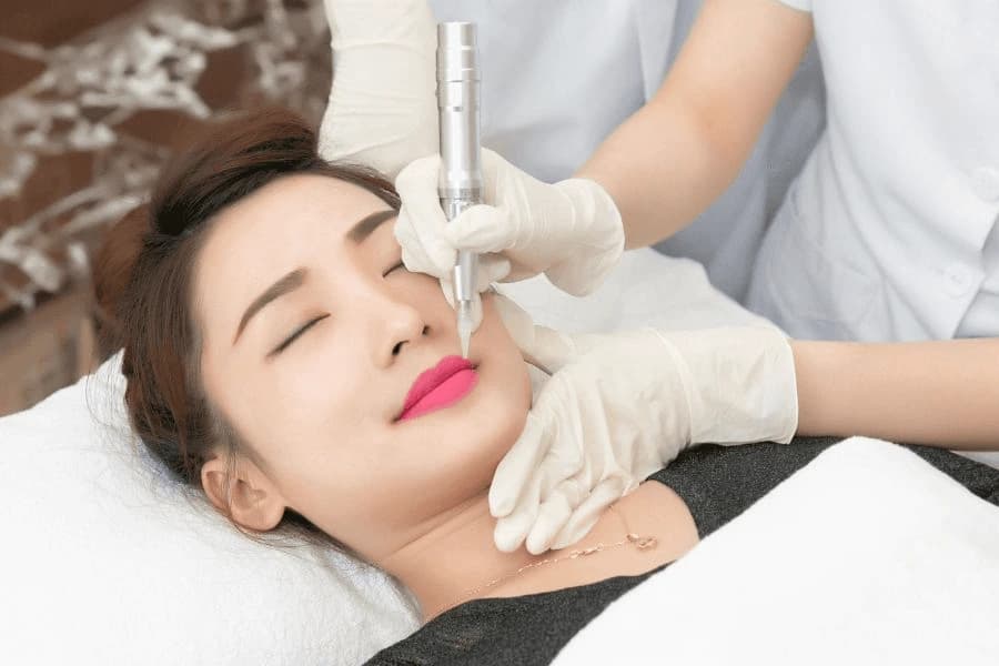 Sau khi phun môi, chị em không nên uống cà phê sữa