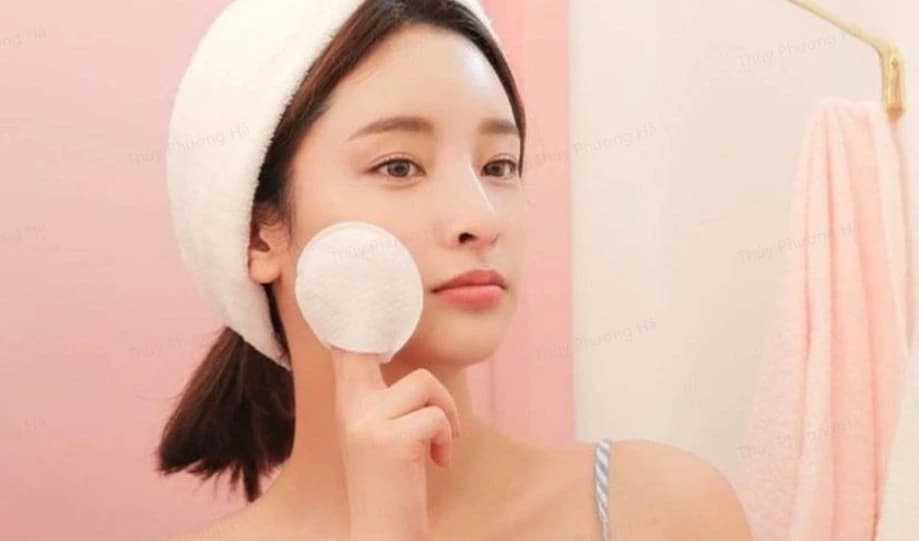 Sử dụng bông tẩy trang sạch thấm nhẹ nhàng để loại bỏ máu và dịch