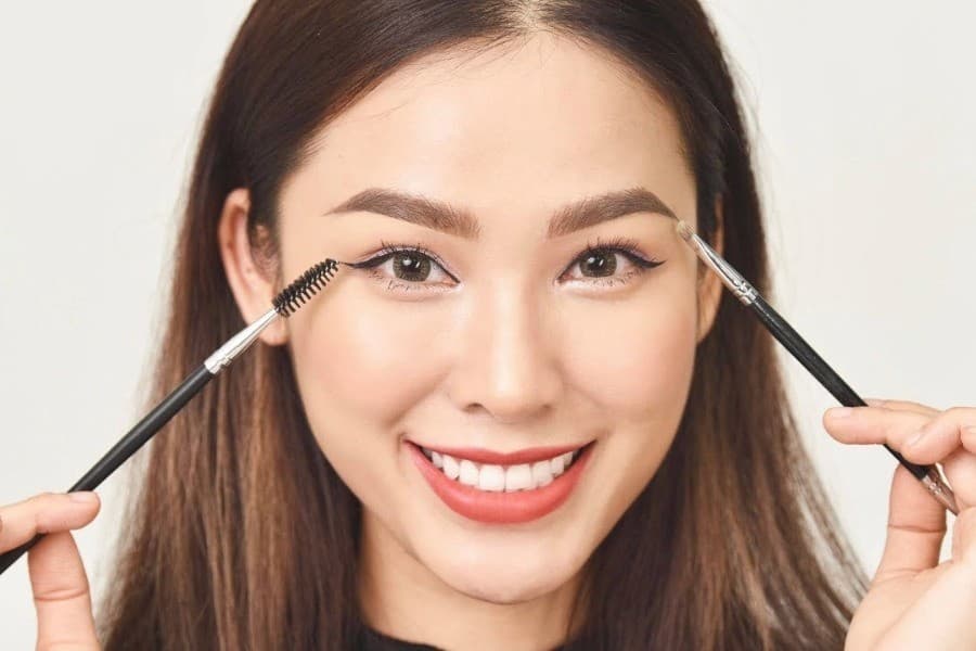 Ngay sau khi phun xăm chân mày, bạn chưa nên sử dụng mỹ phẩm