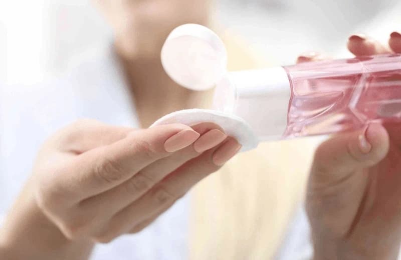 Sử dụng bông tăm thấm nước muối sinh lý để vệ sinh nhẹ nhàng vùng môi mỗi ngày